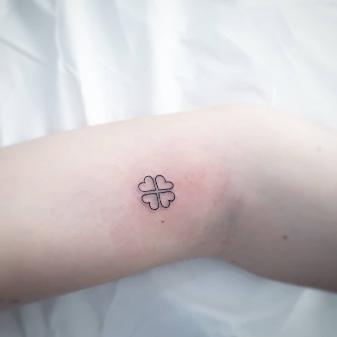 tattoo femenino con un trebol 61
