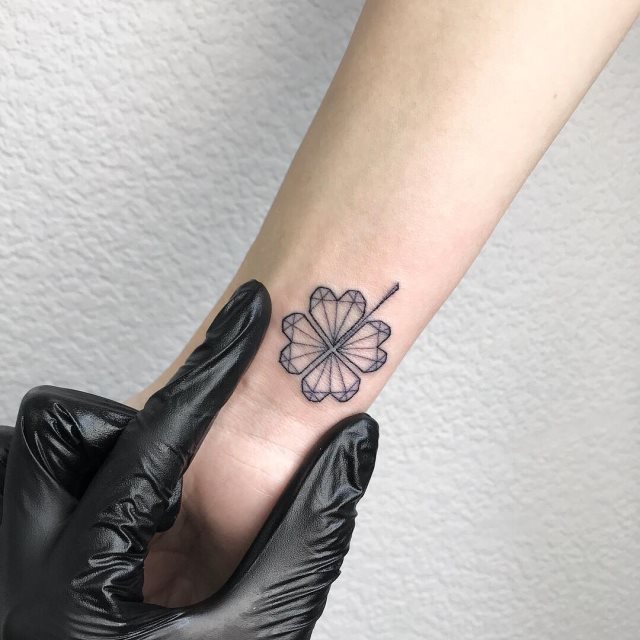 tattoo femenino con un trebol 62