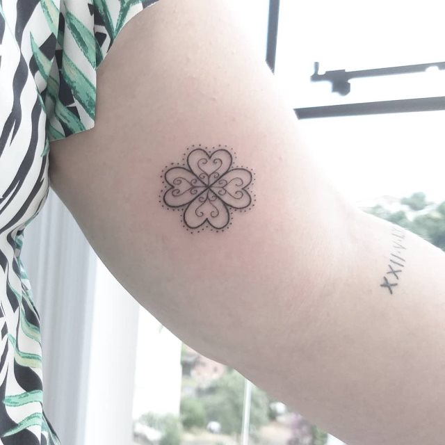 tattoo femenino con un trebol 64