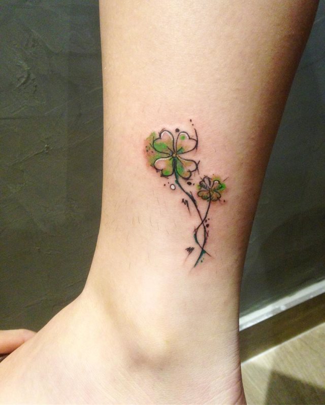 tattoo femenino con un trebol 66