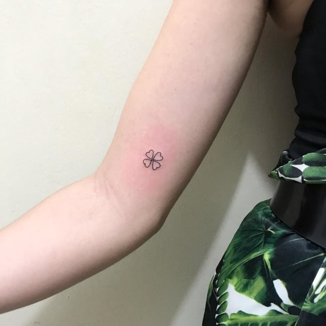tattoo femenino con un trebol 67