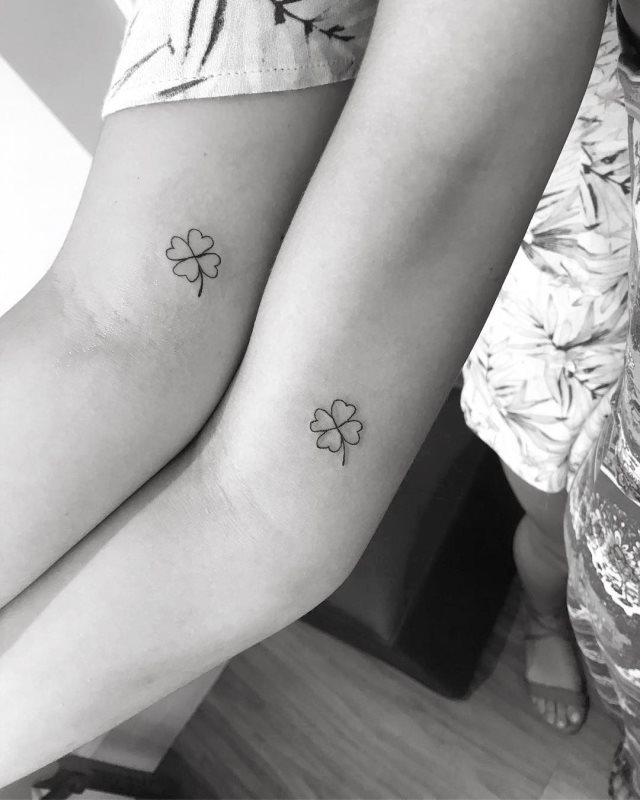 tattoo femenino con un trebol 68