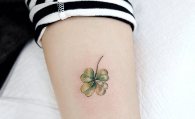 tattoo femenino con un trebol 69