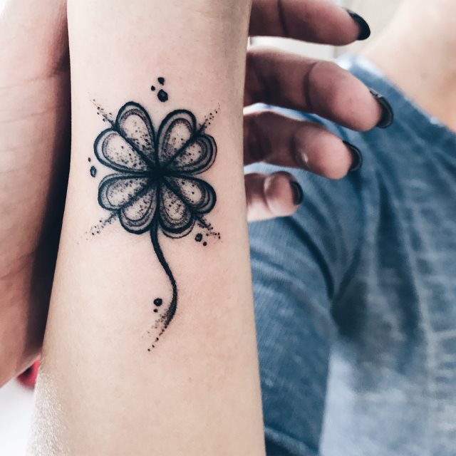 tattoo femenino con un trebol 70