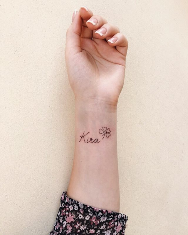 tattoo femenino con un trebol 71
