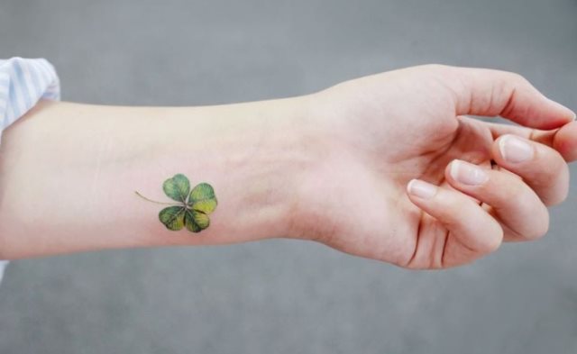 tattoo femenino con un trebol 72