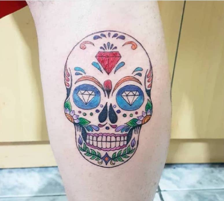 tattoo femenino con una calavera mexicana 01
