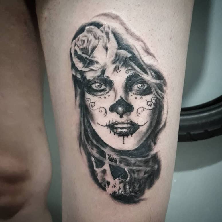tattoo femenino con una calavera mexicana 02