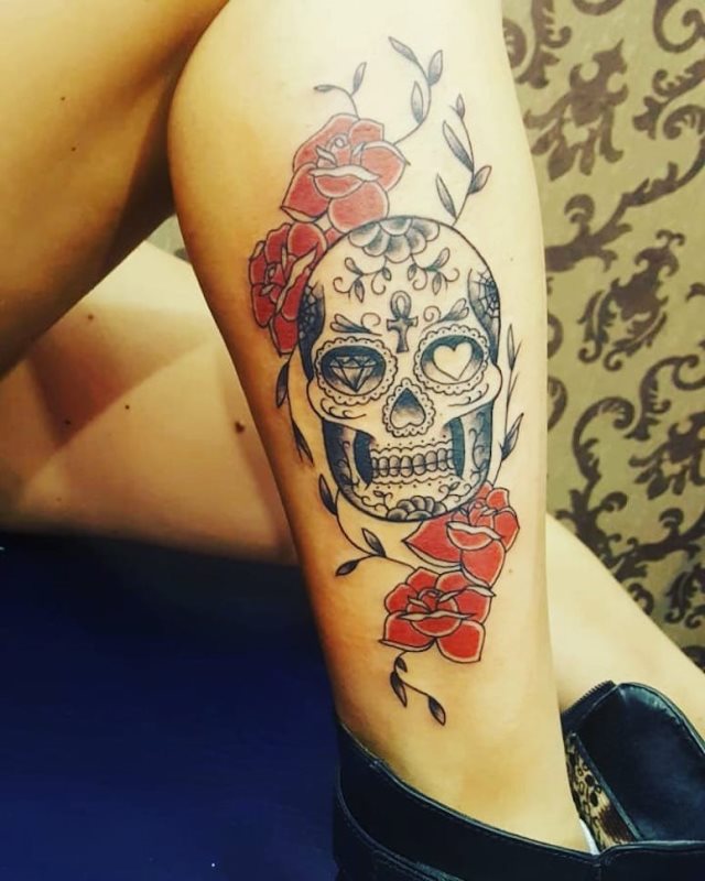 tattoo femenino con una calavera mexicana 04
