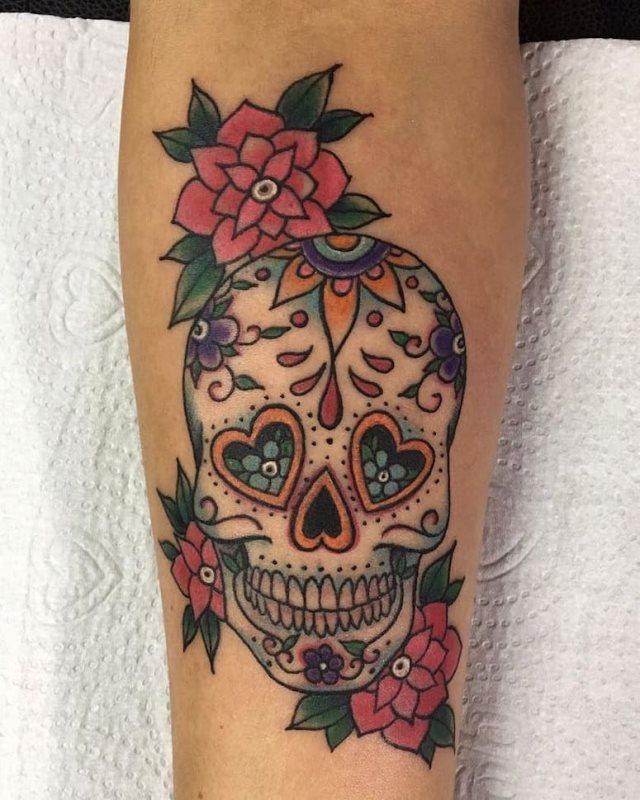 tattoo femenino con una calavera mexicana 07