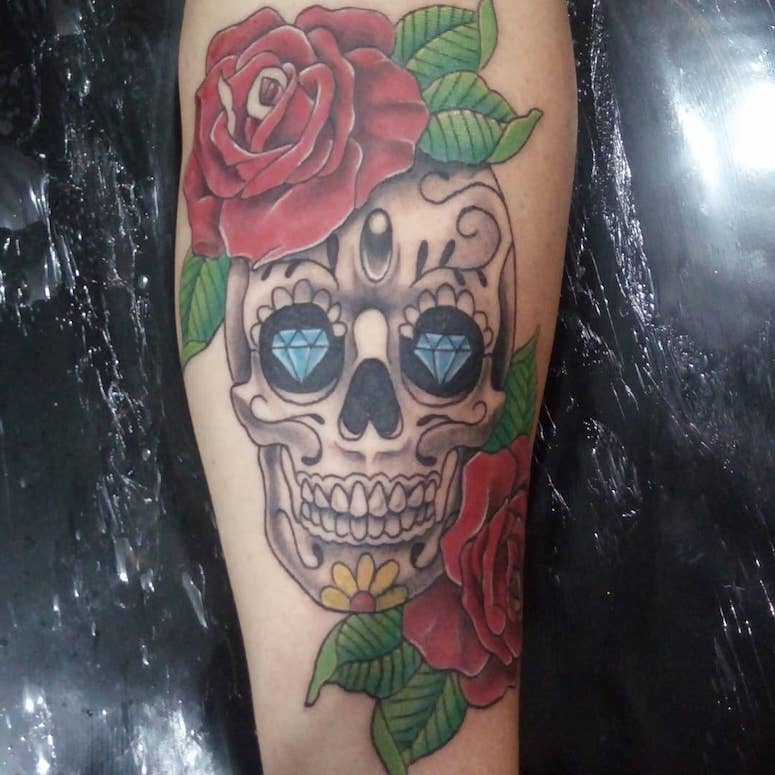 tattoo femenino con una calavera mexicana 09