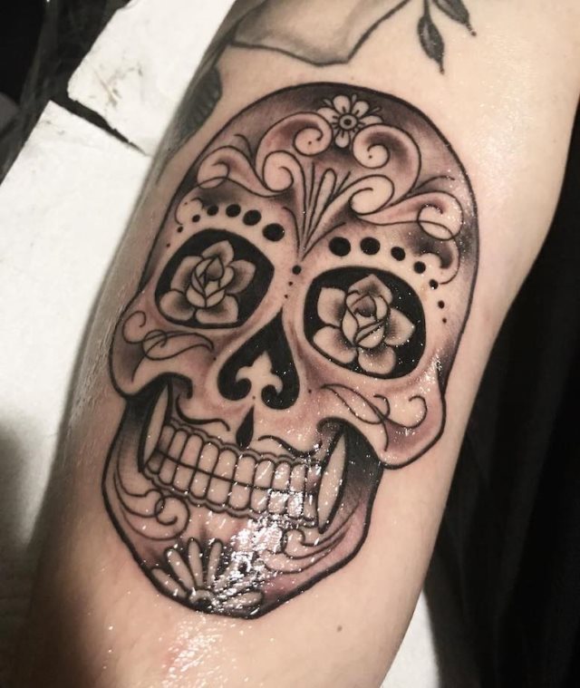 tattoo femenino con una calavera mexicana 10