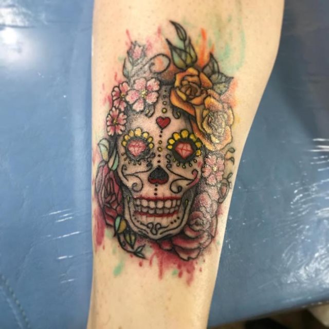 tattoo femenino con una calavera mexicana 13