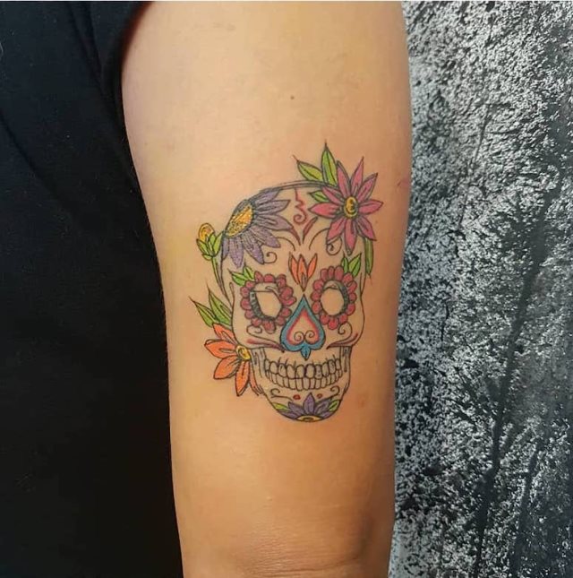 tattoo femenino con una calavera mexicana 15
