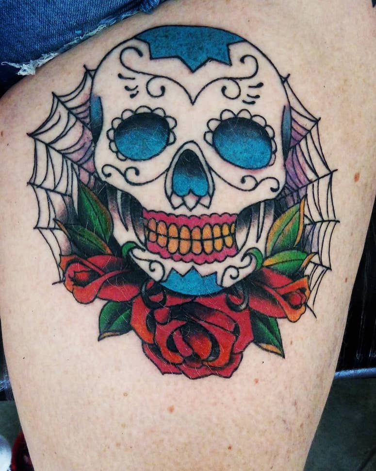 tattoo femenino con una calavera mexicana 16