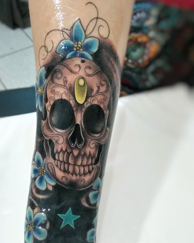 tattoo femenino con una calavera mexicana 18