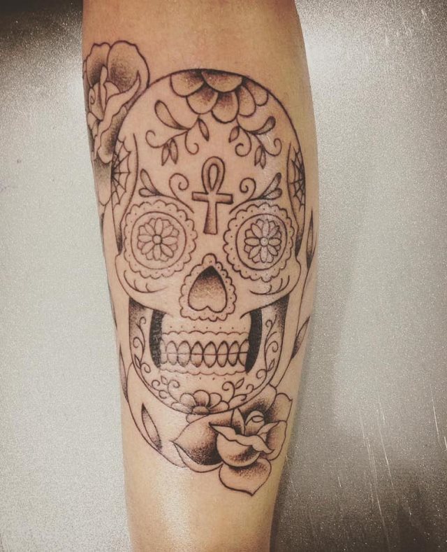 tattoo femenino con una calavera mexicana 24