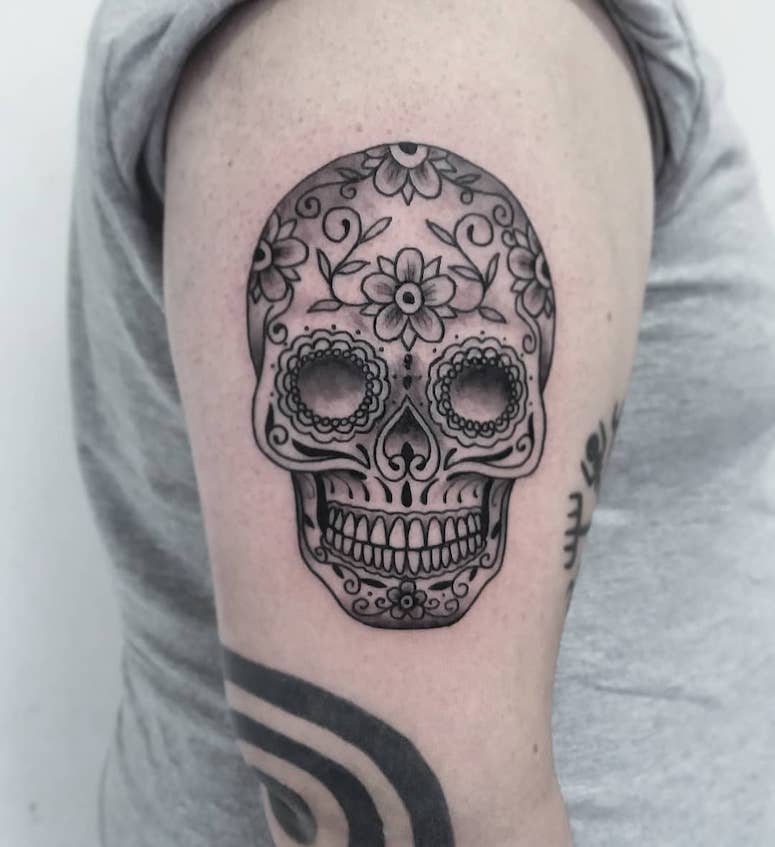 tattoo femenino con una calavera mexicana 26