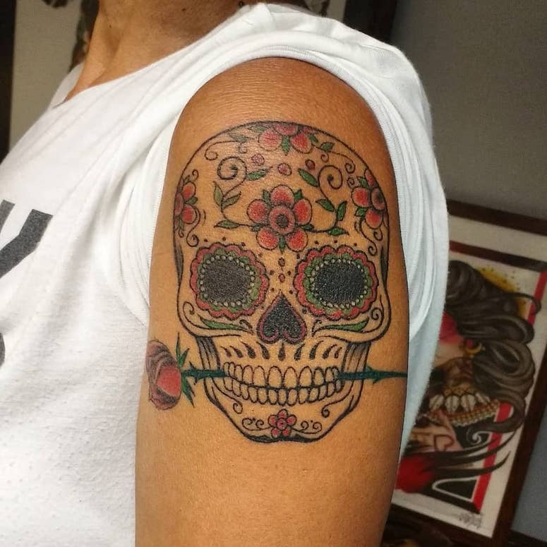 tattoo femenino con una calavera mexicana 27