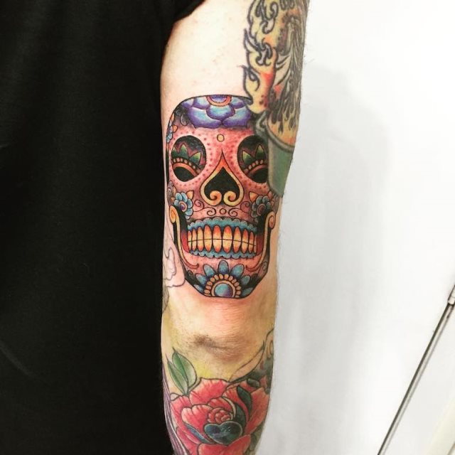 tattoo femenino con una calavera mexicana 29