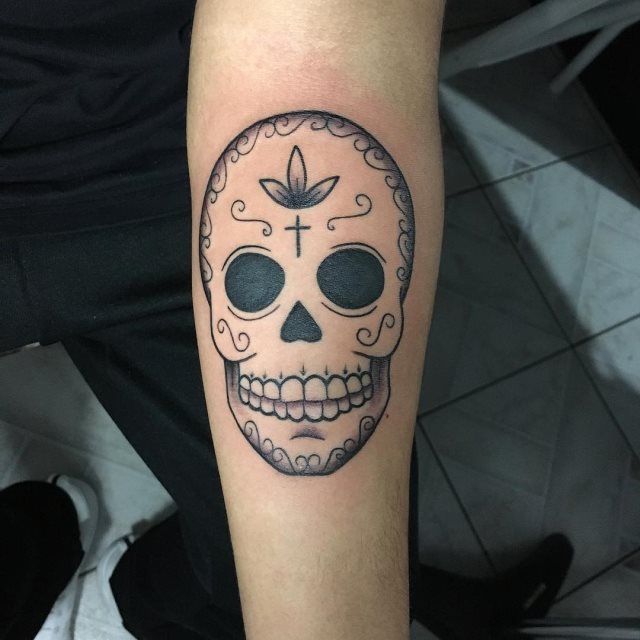 tattoo femenino con una calavera mexicana 35