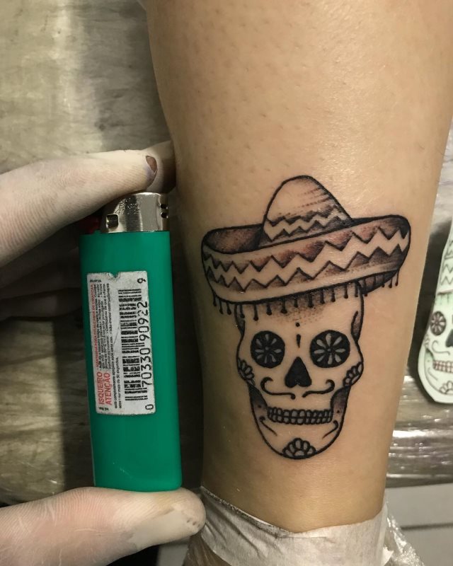 tattoo femenino con una calavera mexicana 36