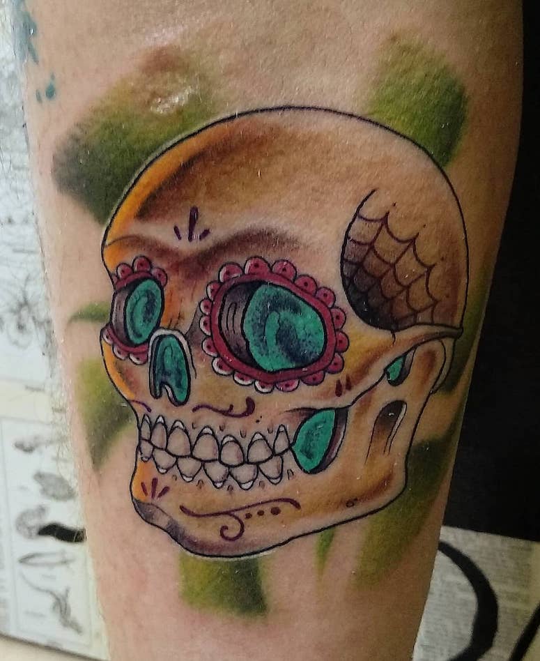 tattoo femenino con una calavera mexicana 39