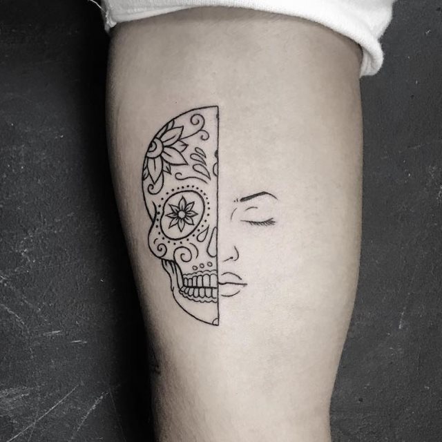 tattoo femenino con una calavera mexicana 45