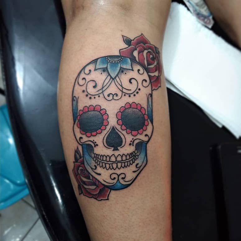 tattoo femenino con una calavera mexicana 49
