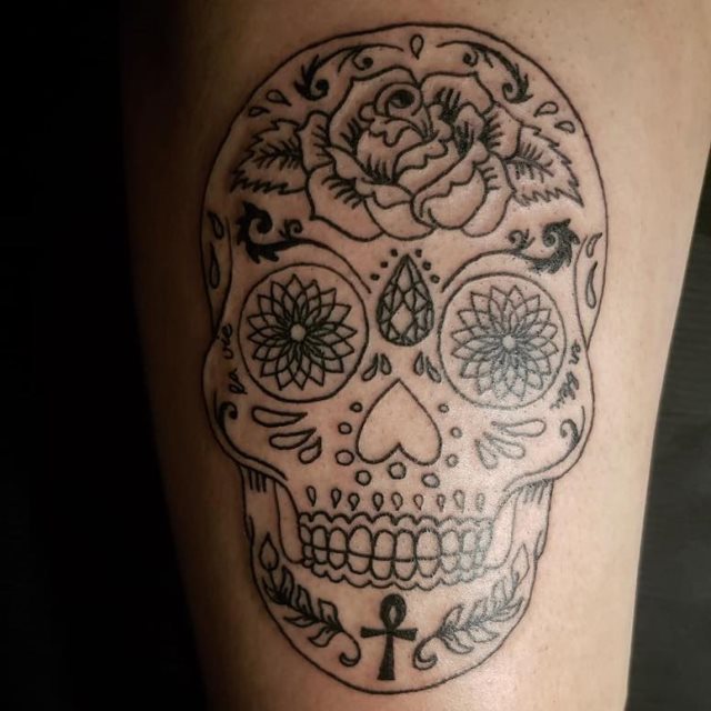 tattoo femenino con una calavera mexicana 50