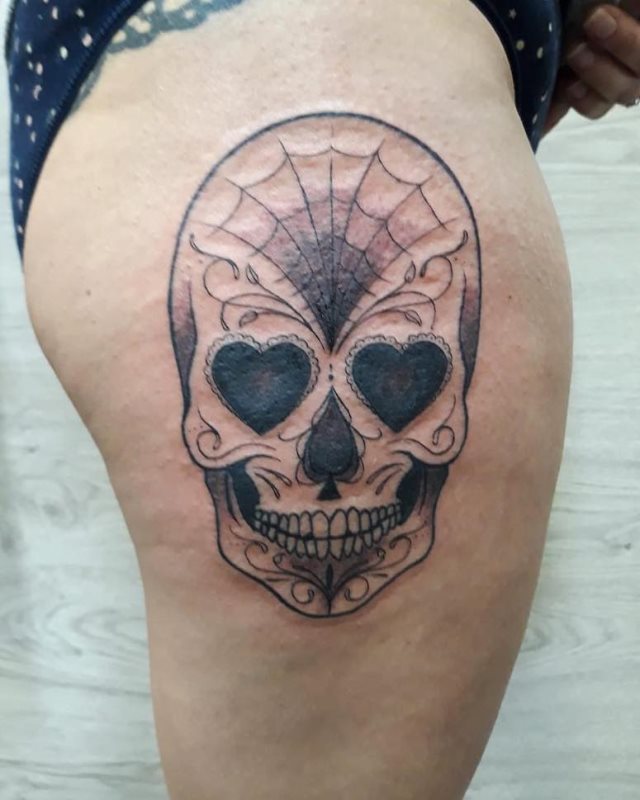 tattoo femenino con una calavera mexicana 52