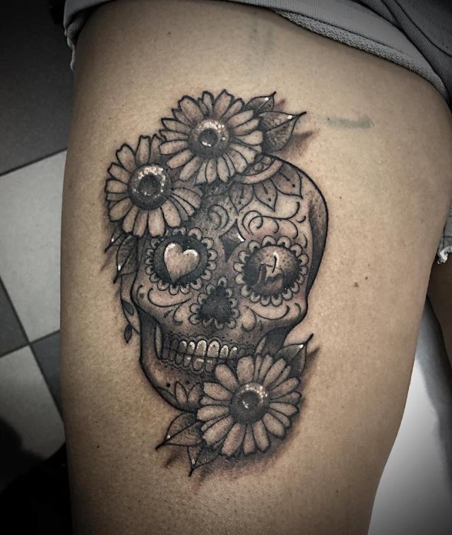 tattoo femenino con una calavera mexicana 55
