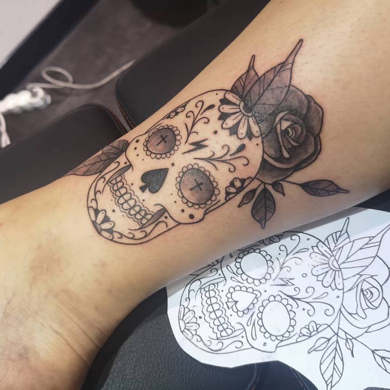 tattoo femenino con una calavera mexicana 57