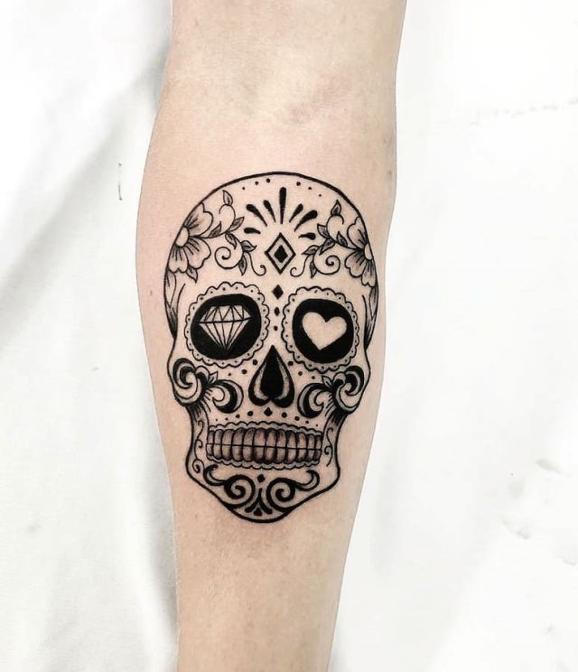 tattoo femenino con una calavera mexicana 60