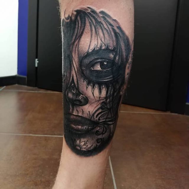 tattoo femenino con una calavera mexicana 68