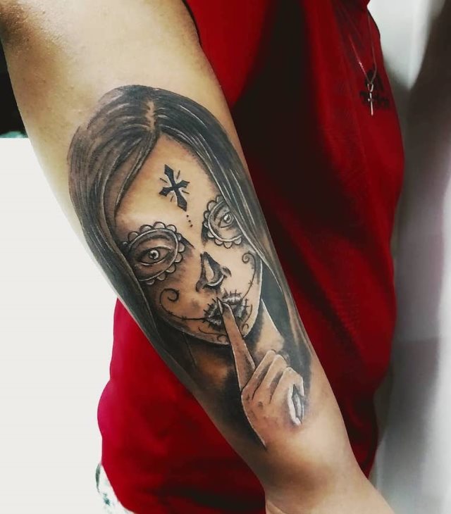 tattoo femenino con una calavera mexicana 69