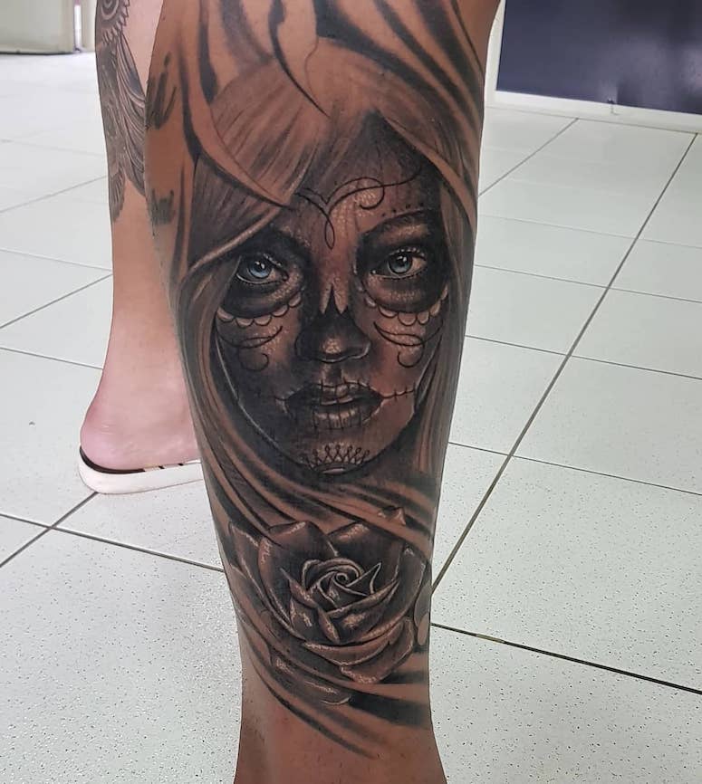 tattoo femenino con una calavera mexicana 70