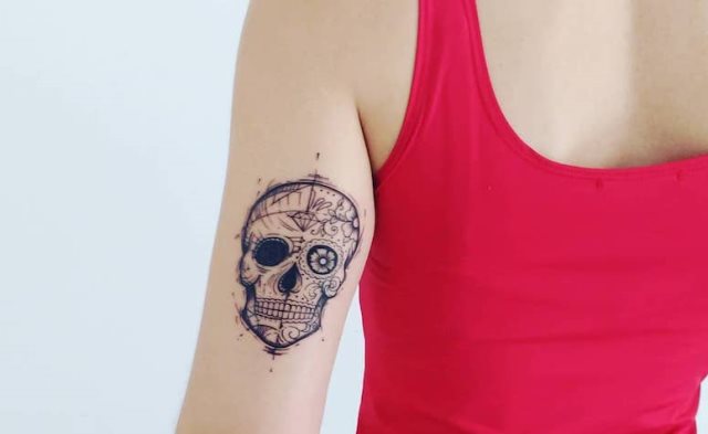 tattoo femenino con una calavera mexicana 71