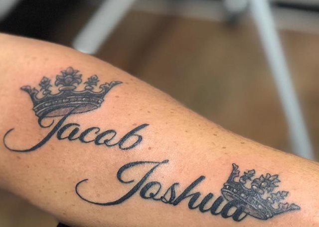 tattoo femenino con una corona 03