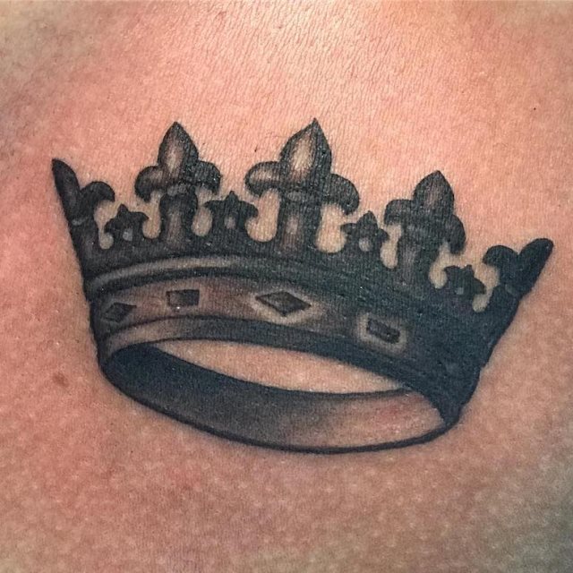 tattoo femenino con una corona 04