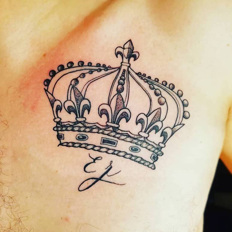 tattoo femenino con una corona 06