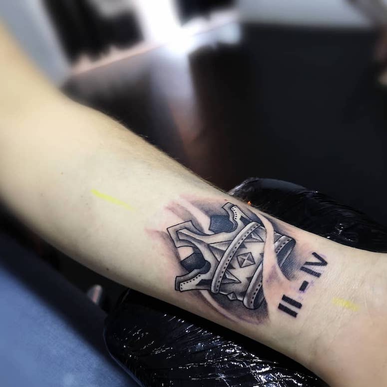 tattoo femenino con una corona 07