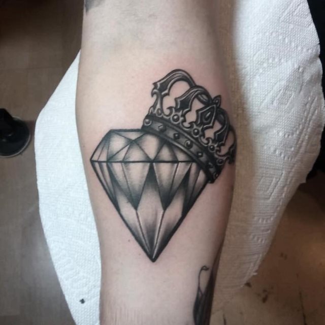 tattoo femenino con una corona 08