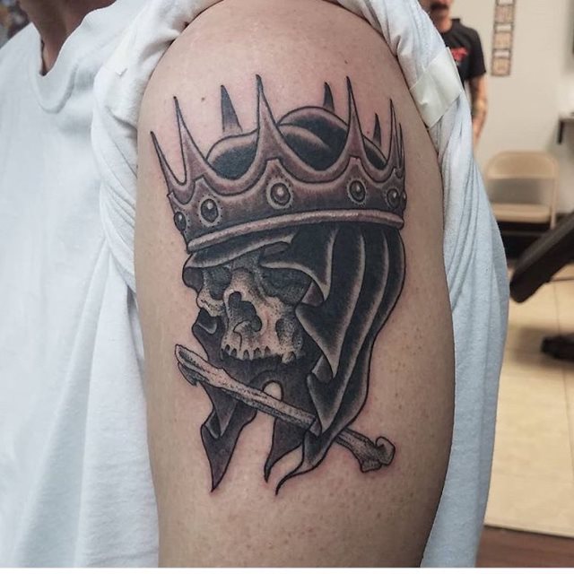 tattoo femenino con una corona 09