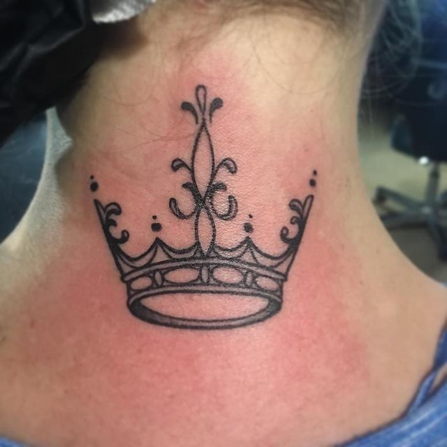 tattoo femenino con una corona 10