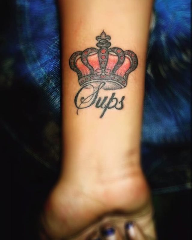 tattoo femenino con una corona 11