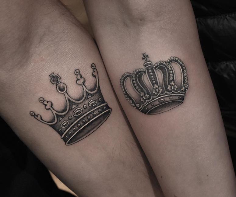 tattoo femenino con una corona 12