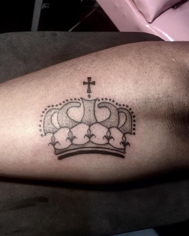 tattoo femenino con una corona 14