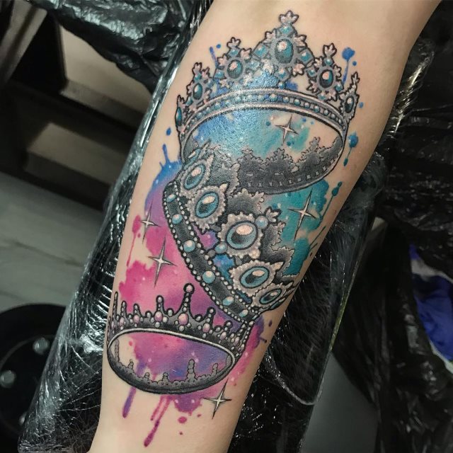 tattoo femenino con una corona 15