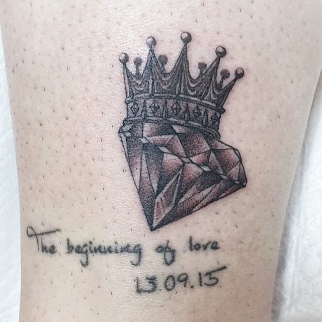 tattoo femenino con una corona 16